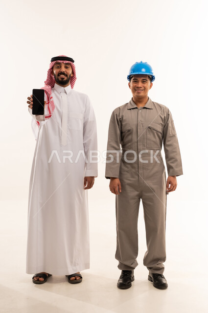 رجل سعودي وفني مع هاتف ذكي على خلفية بيضاء