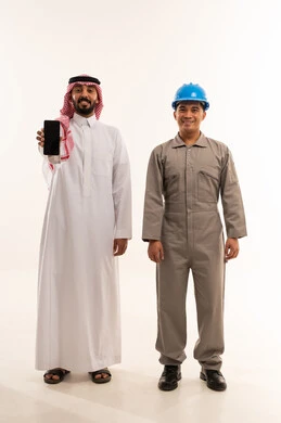 رجل سعودي وفني مع هاتف ذكي على خلفية بيضاء