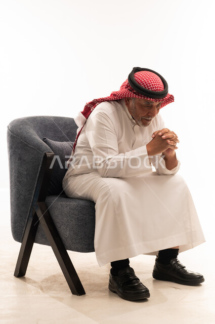 رجل سعودي مسن بالزي التقليدي على خلفية بيضاء