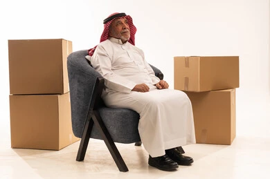 رجل سعودي مسن مع صناديق شحن في الاستوديو