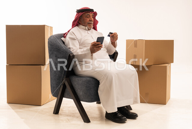رجل سعودي مسن يتسوق إلكترونياً ببطاقة الائتمان