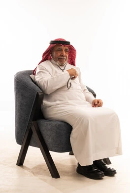 رجل سعودي مسن بالزي التقليدي مع عصا