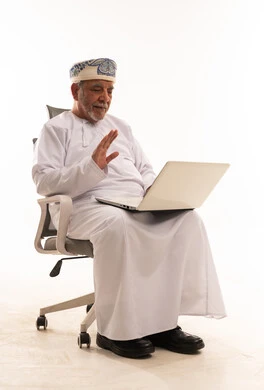 رجل عماني مسن يستخدم المحمول على خلفية بيضاء