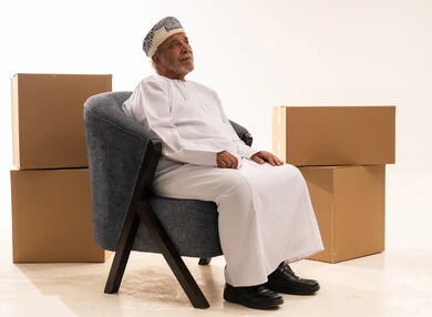رجل عماني مسن مع صناديق شحن في الاستوديو