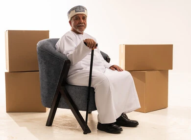 رجل عماني مسن مع صناديق كرتونية في الاستوديو
