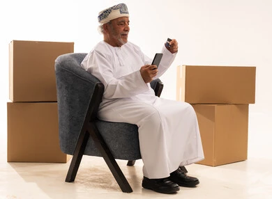 رجل عماني يتسوق إلكترونياً باستخدام بطاقة الائتمان