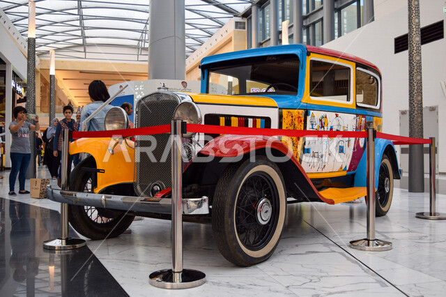صورة لسيارة كلاسيكية ملونة مركونة داخل ياس مول بأبوظبي بدولة الإمارات العربية المتحدة ، فعاليات الإمارات ، السياحة في الإمارات ، معرض السيارات القديمة داخل ياس مول ، أبوظبي - الإمارات العربية المتحدة ، 13 سبتمبر 2016