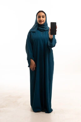 امرأة إماراتية تمسك هاتف ذكي بشاشة فارغة