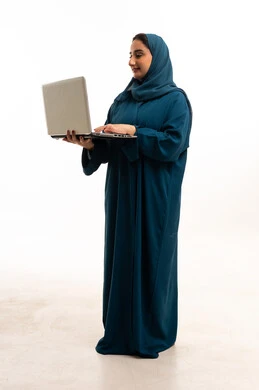 امرأة إماراتية بالعباءة تستخدم لابتوب خلفية بيضاء