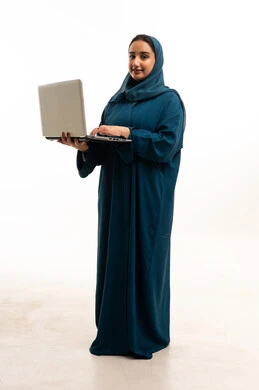 امرأة إماراتية بالعباءة مع لابتوب بخلفية بيضاء