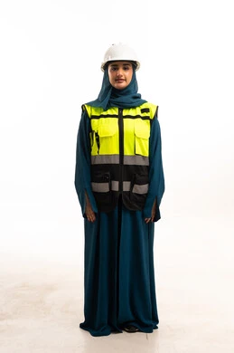 مهندسة سعودية بملابس السلامة المهنية خلفية بيضاء