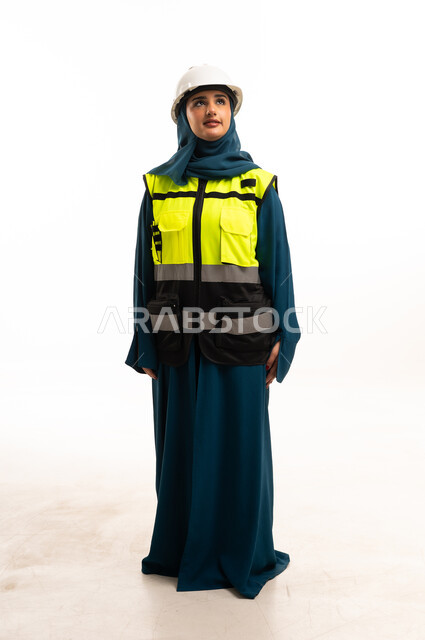 مهندسة سعودية ترتدي سترة السلامة والخوذة