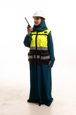 مهندسة عربية بسترة سلامة وجهاز لاسلكي