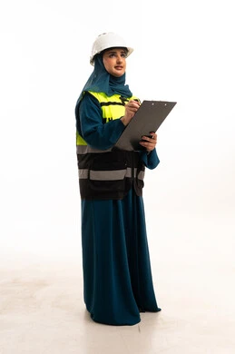مهندسة سعودية بالعباءة وسترة السلامة وخوذة العمل