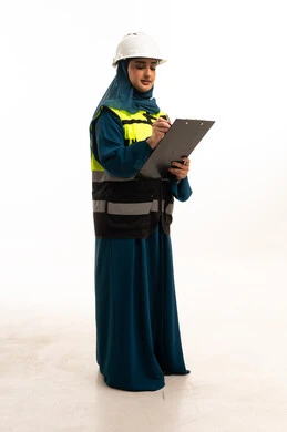 مهندسة سعودية ترتدي سترة السلامة وتحمل لوحة ورقية