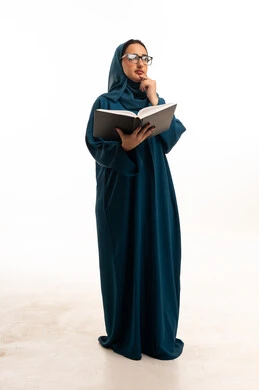 امرأة سعودية بالعباءة تقرأ كتاباً على خلفية بيضاء