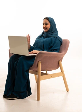 امرأة عربية تستخدم المحمول لمكالمة فيديو في استوديو