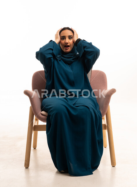 امرأة سعودية مصدومة تجلس في الاستوديو