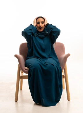 امرأة سعودية مصدومة تجلس في الاستوديو