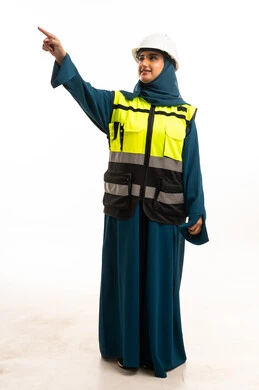 مهندسة سعودية تشير بزي السلامة وخوذة العمل