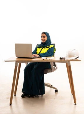 مهندسة عربية تعمل على الكمبيوتر المحمول في المكتب