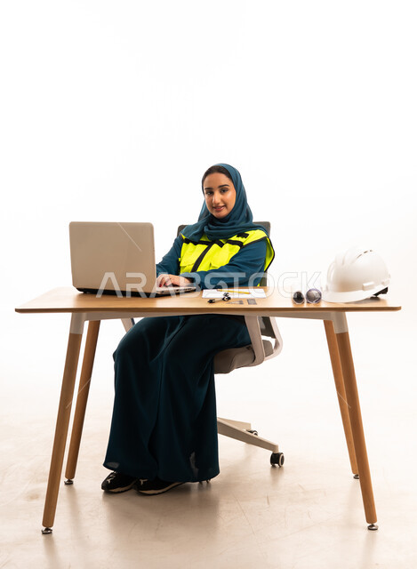 مهندسة سعودية خلف مكتب العمل مع كمبيوتر محمول