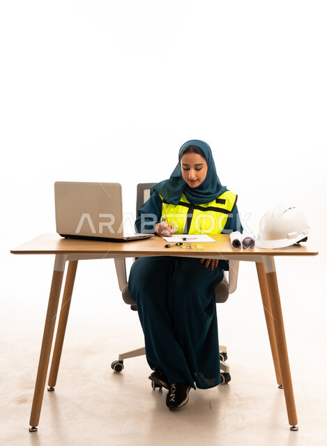 مهندسة سعودية تعمل خلف مكتبها الهندسي