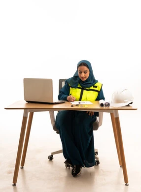مهندسة سعودية تعمل خلف مكتبها الهندسي