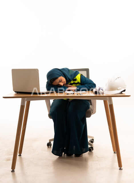 مهندسة سعودية نائمة على مكتب العمل من التعب