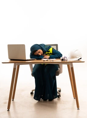 مهندسة سعودية نائمة على مكتب العمل من التعب