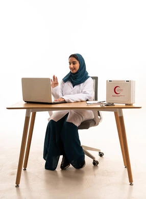 طبيبة سعودية تجري مكالمة فيديو عبر المحمول