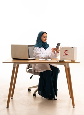 طبيبة سعودية تستخدم الهاتف في المكتب