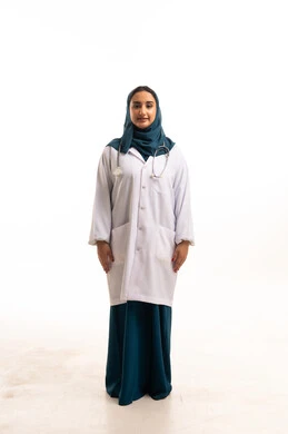 طبيبة سعودية بالمعطف الطبي الأبيض وسماعة الطبيب