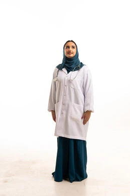 طبيبة عربية ترتدي المعطف الطبي في الاستوديو