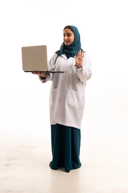 طبيبة سعودية تلوح للكمبيوتر المحمول على خلفية بيضاء