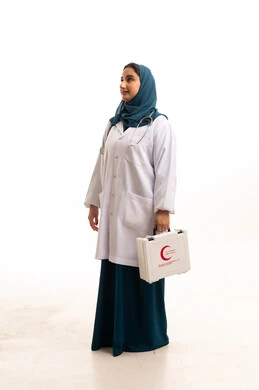 طبيبة سعودية مع حقيبة إسعافات أولية بخلفية بيضاء