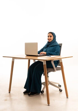 امرأة سعودية تعمل على الكمبيوتر المحمول في المكتب امرأة سعودية تعمل على الكمبيوتر المحمول في المكتب