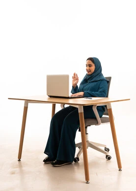 سيدة أعمال سعودية تجري مكالمة فيديو على اللابتوب