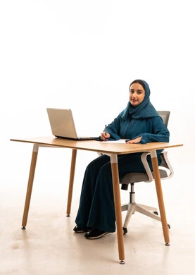 سيدة أعمال سعودية بالعباية مع كمبيوتر محمول