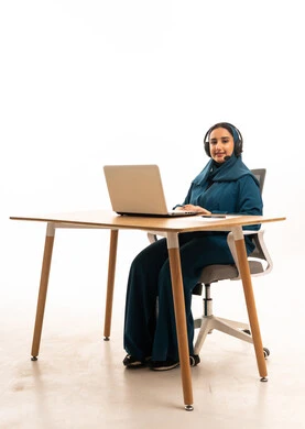 امرأة سعودية بالعباءة الزرقاء تعمل في مكتب