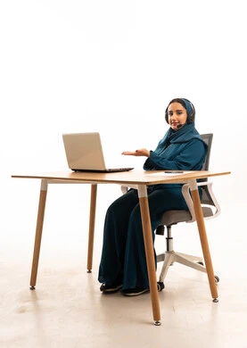 موظفة مركز اتصال سعودية مع كمبيوتر محمول