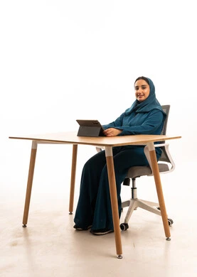 سيدة أعمال سعودية بالعباءة تستخدم جهاز لوحي