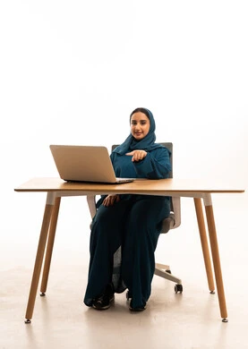 امرأة سعودية مع لابتوب بعباءة زرقاء