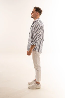 رجل سعودي في لقطة جانبية على خلفية بيضاء