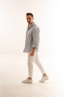 رجل سعودي يمشي في استوديو بخلفية بيضاء