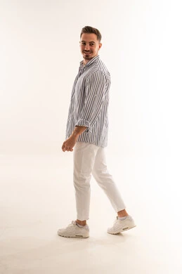 رجل سعودي يمشي في استوديو على خلفية بيضاء