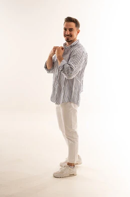 رجل سعودي بقميص مخطط على خلفية بيضاء