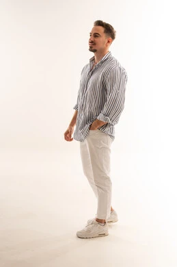 رجل سعودي بقميص مقلم كاجوال على خلفية بيضاء