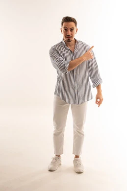 رجل سعودي يشير للجانب على خلفية بيضاء