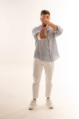 رجل سعودي يشير بعلامة التوقف على خلفية بيضاء